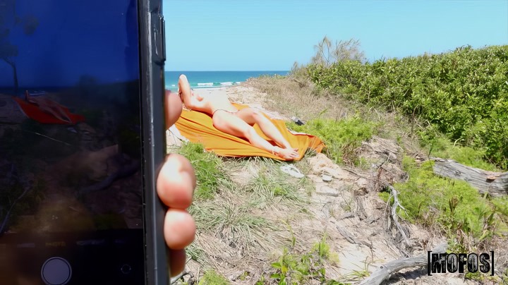 Niebieskooka dziewczyna rucha się na plaży z podrywaczem po jej szpiegowaniu