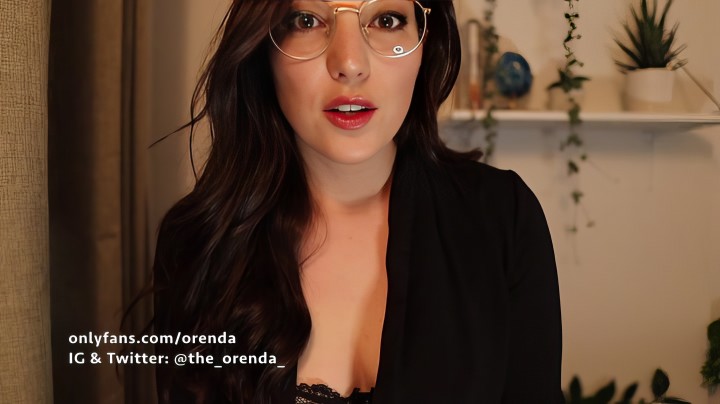 Gorący film ASMR od seksownej brunetki w okularach