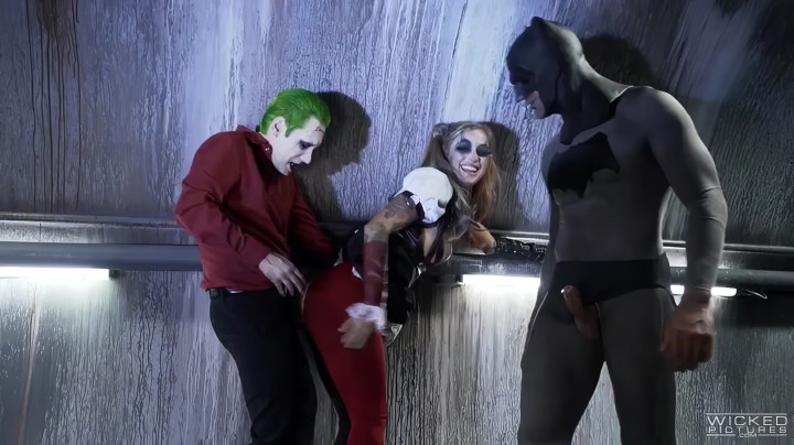 Joker i Batman ostro ruchają się analnie z piękną Harley Quinn