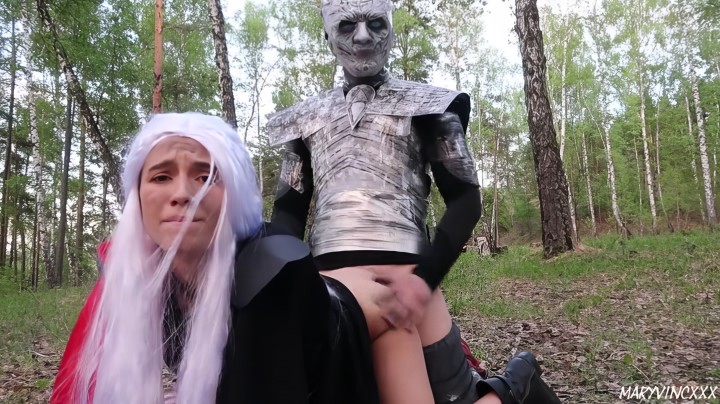 Wyobrażając sobie, że jest Białym Wędrowcem, facet pieprzył się z cosplayerem przebranym za Daenerys Targaryen