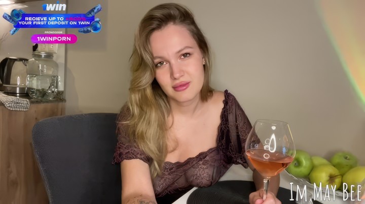 Piękność nie tylko nagrała ASMR, ale także symulowała ruchanie z facetem